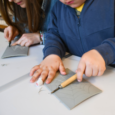 Linoryt w praktyce – warsztaty graficzne w Muzeum Kolberga