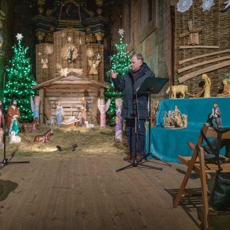 Magiczny wieczór w Muzeum Wsi Radomskiej. Premiera trzeciej odsłony Radomskiej Szopki połączyła sztukę, tradycję i teatr