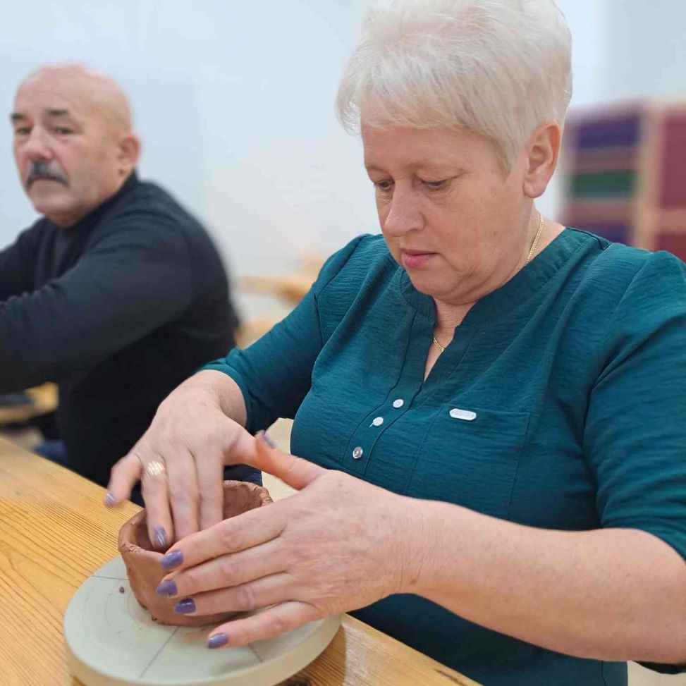 Seniorzy na warsztatach z ceramiki