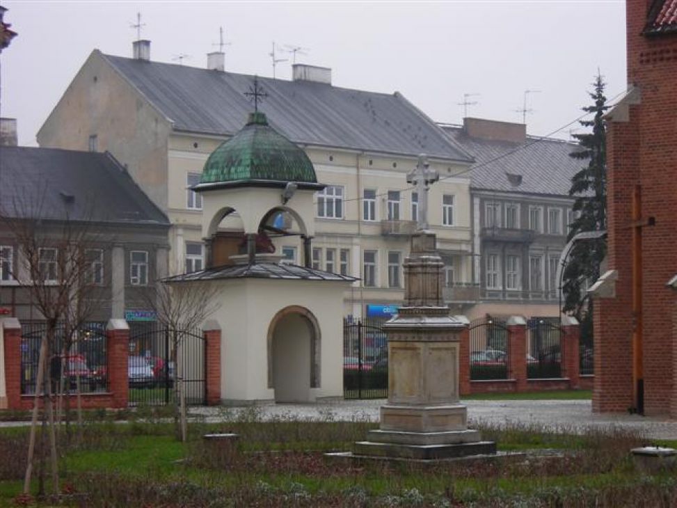 Tajemnice kamiennego krzyża z cmentarza przykościelnego oo. Bernardynów w Radomiu