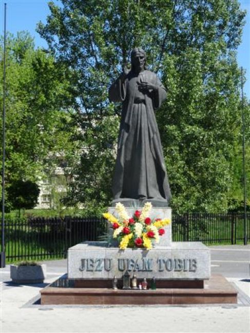 O rzadkości wśród kapliczek wizerunku Zmartwychwstałego Chrystusa na przykładzie radomskiego pomnika Jezusa Miłosiernego